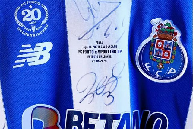 Camisola da Taça assinada pelo plantel do FC Porto à venda por mais de mil euros