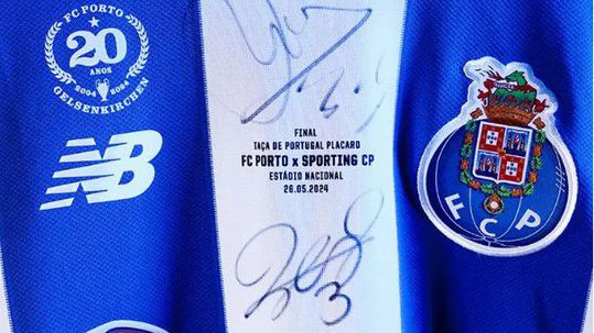 Camisola da Taça assinada pelo plantel do FC Porto à venda por mais de mil euros