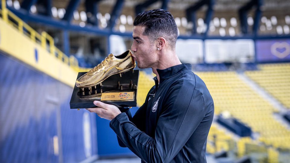 FOTO: Cristiano Ronaldo recebe Bota de Ouro saudita