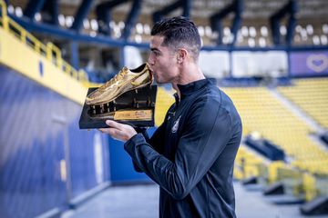 FOTO: Cristiano Ronaldo recebe Bota de Ouro saudita