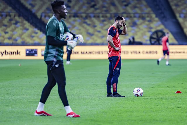 Onana e Ruben Amorim no relvado na digressão do Manchester United pela Ásia