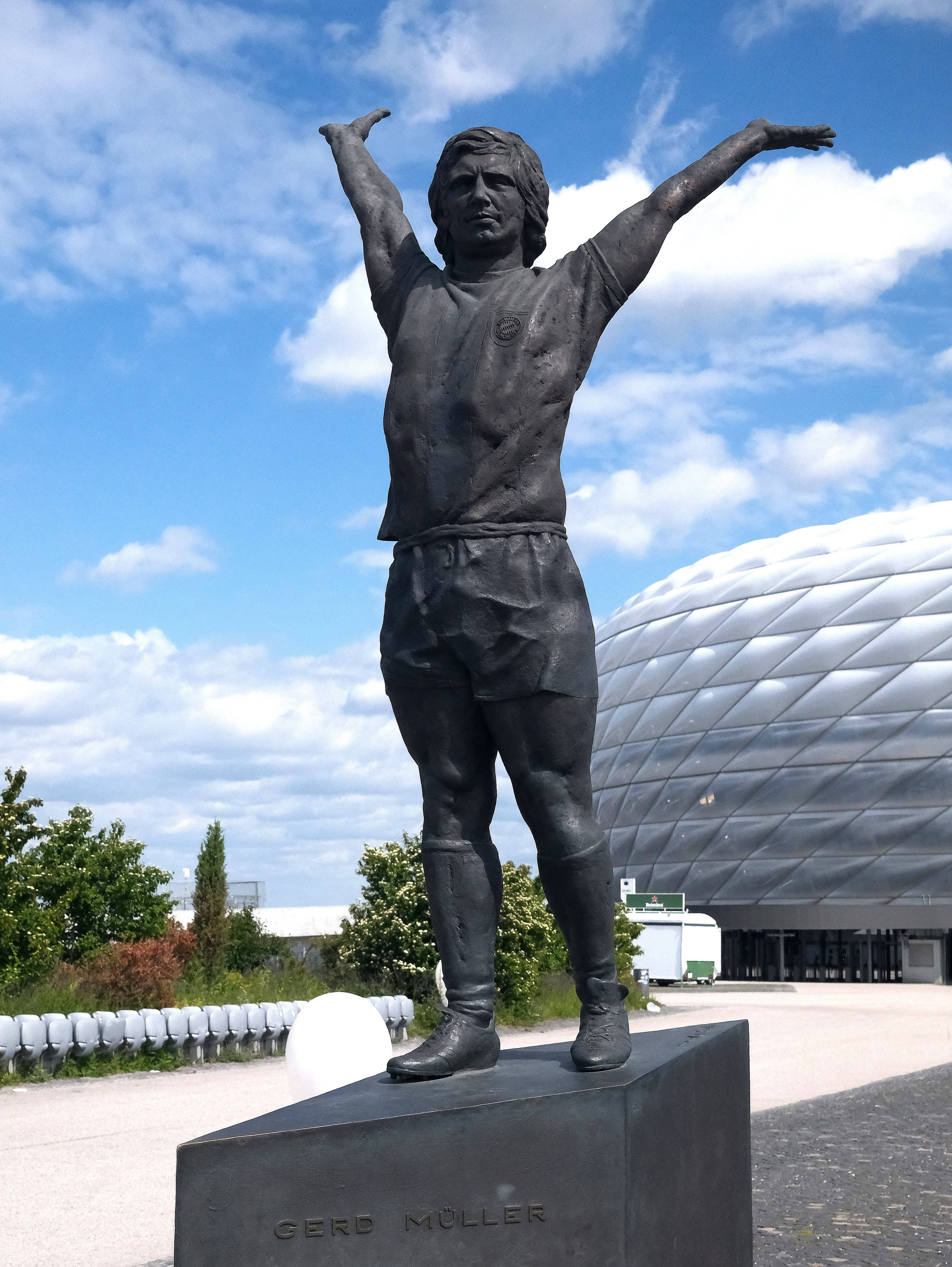 A estátua de Gerd Muller, lenda do Bayern Munique, às portas da Allian Arena, em Munique