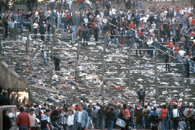 Imagens de Heysel durante a final entre Juventus e Liverpool em 1985