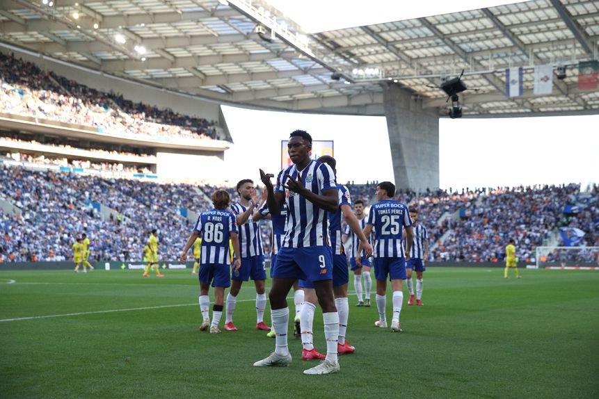 Samu, avançado do FC Porto, festeja o golo que marcou ao Nacional na última jornada da Liga 2024/25