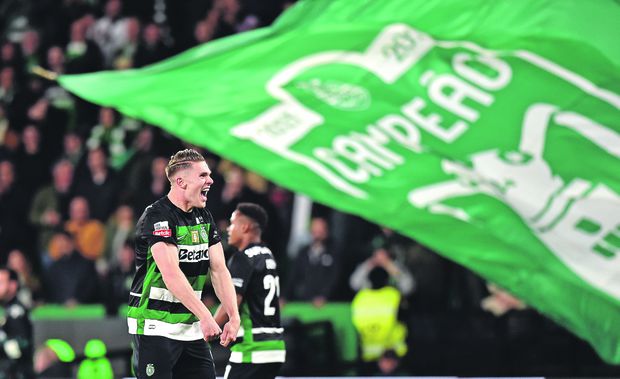Sporting conquistou, 71 anos depois, o bicampeonato, muito por culpa do desempenho de Viktor Gyokeres, que na imagem surge a comemorar um dos 39 golos que marcou no Campeonato em 20024/25
