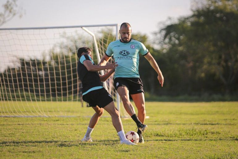 Arthur Cabral mantém-se em forma nas férias (fotos)