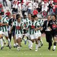 Jogadores do Vitória e o treinador José Rachão correm em direção aos adeptos sadinos para lhes dedicar o troféu