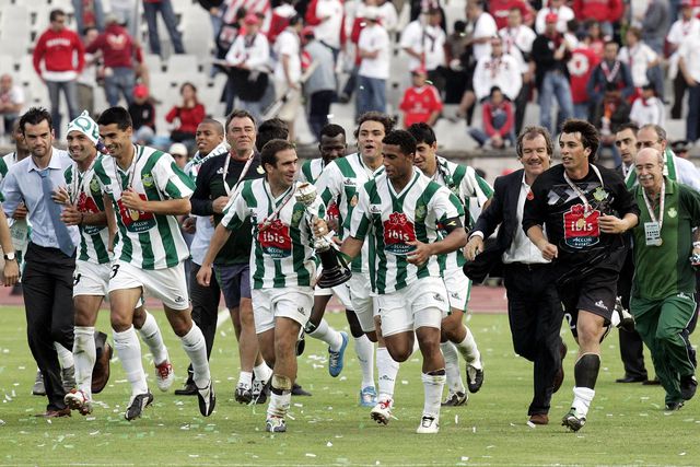 Jogadores do Vitória e o treinador José Rachão correm em direção aos adeptos sadinos para lhes dedicar o troféu