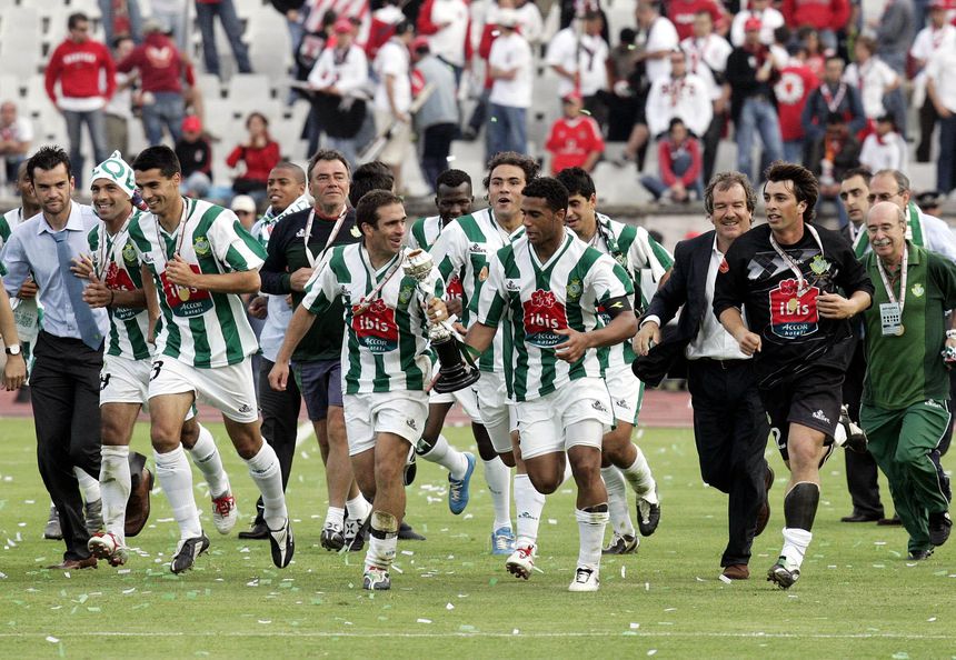 Jogadores do Vitória e o treinador José Rachão correm em direção aos adeptos sadinos para lhes dedicar o troféu
