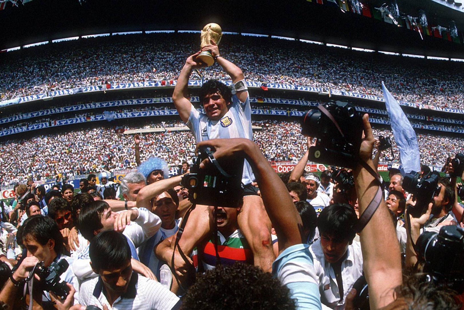 Maradona erguer o troféu no Mundial de 1986, no Estádio Azteca - Foto: IMAGO