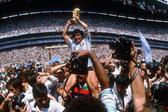 Maradona erguer o troféu no Mundial de 1986, no Estádio Azteca - Foto: IMAGO