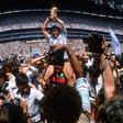 Maradona erguer o troféu no Mundial de 1986, no Estádio Azteca - Foto: IMAGO