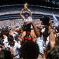 Maradona erguer o troféu no Mundial de 1986, no Estádio Azteca - Foto: IMAGO