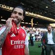 David Raya, guarda-redes do Arsenal, com a medalha de campeão inglês