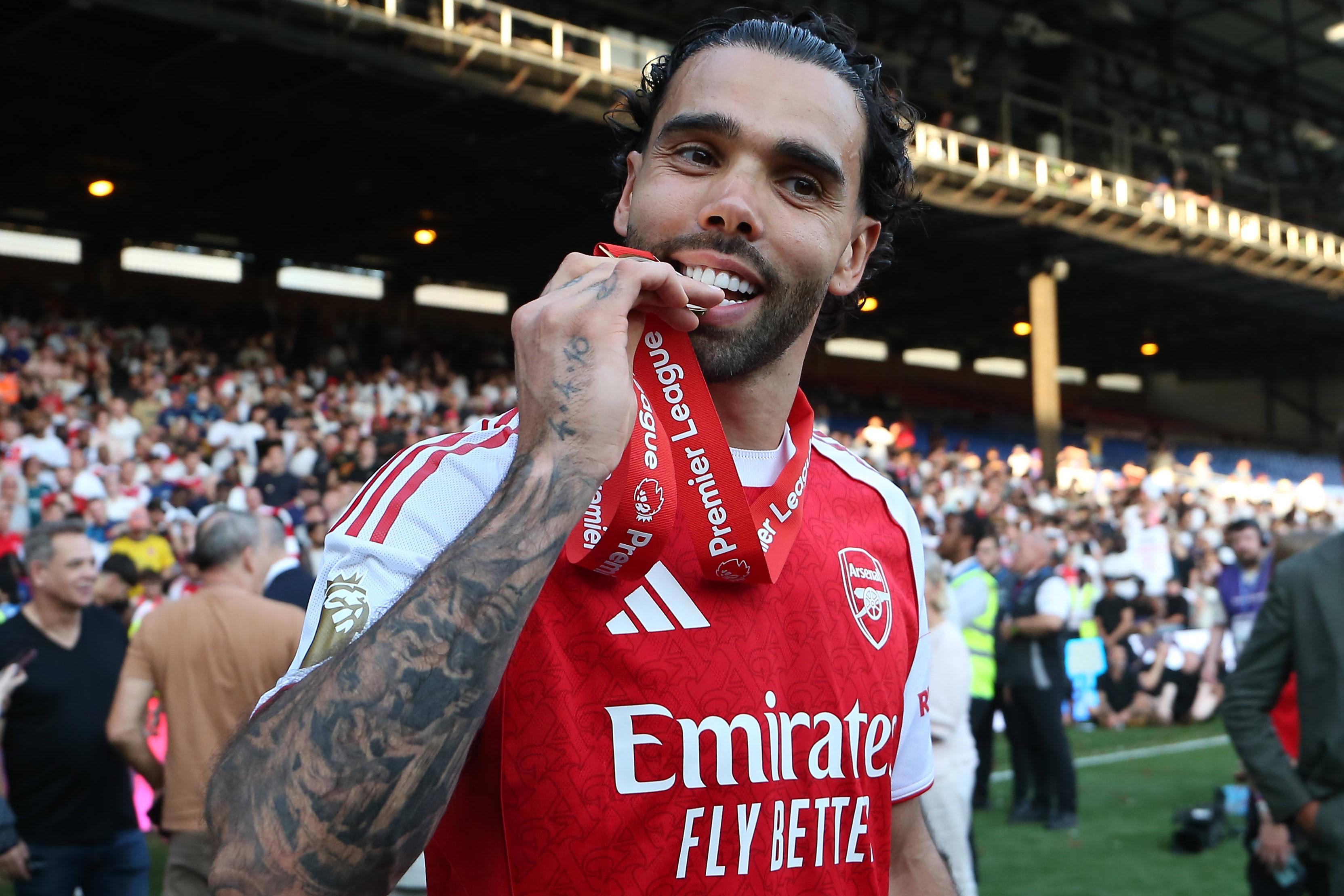 David Raya, guarda-redes do Arsenal, com a medalha de campeão inglês