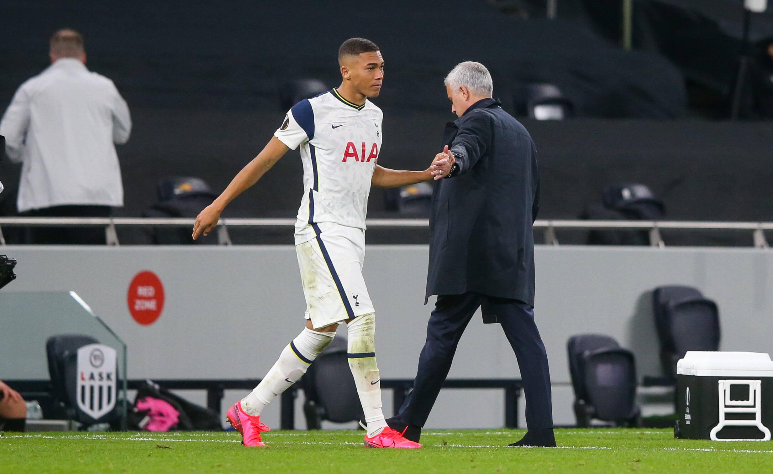 Mourinho com Carlos Vinícius no Tottenham