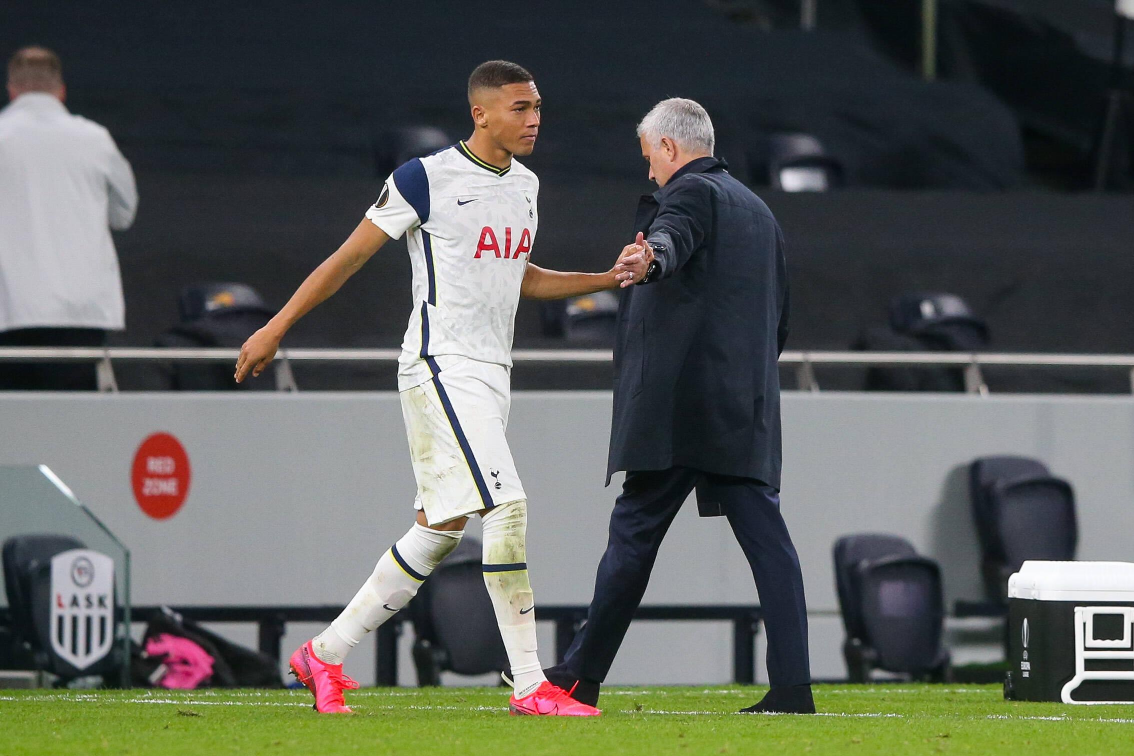Mourinho com Carlos Vinícius no Tottenham