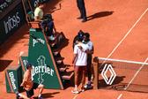 Vallejo e Kouame junto à árbitra Ana Carvalho