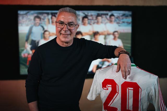 Augusto Inácio com a camisola que vestiu no Mundial do México em 1986 (Foto: André Carvalho)
