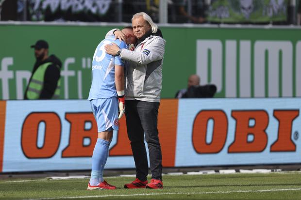 Guarda-redes Florian Kastenmeier, do Fortuna Dusseldorf, reconfortado