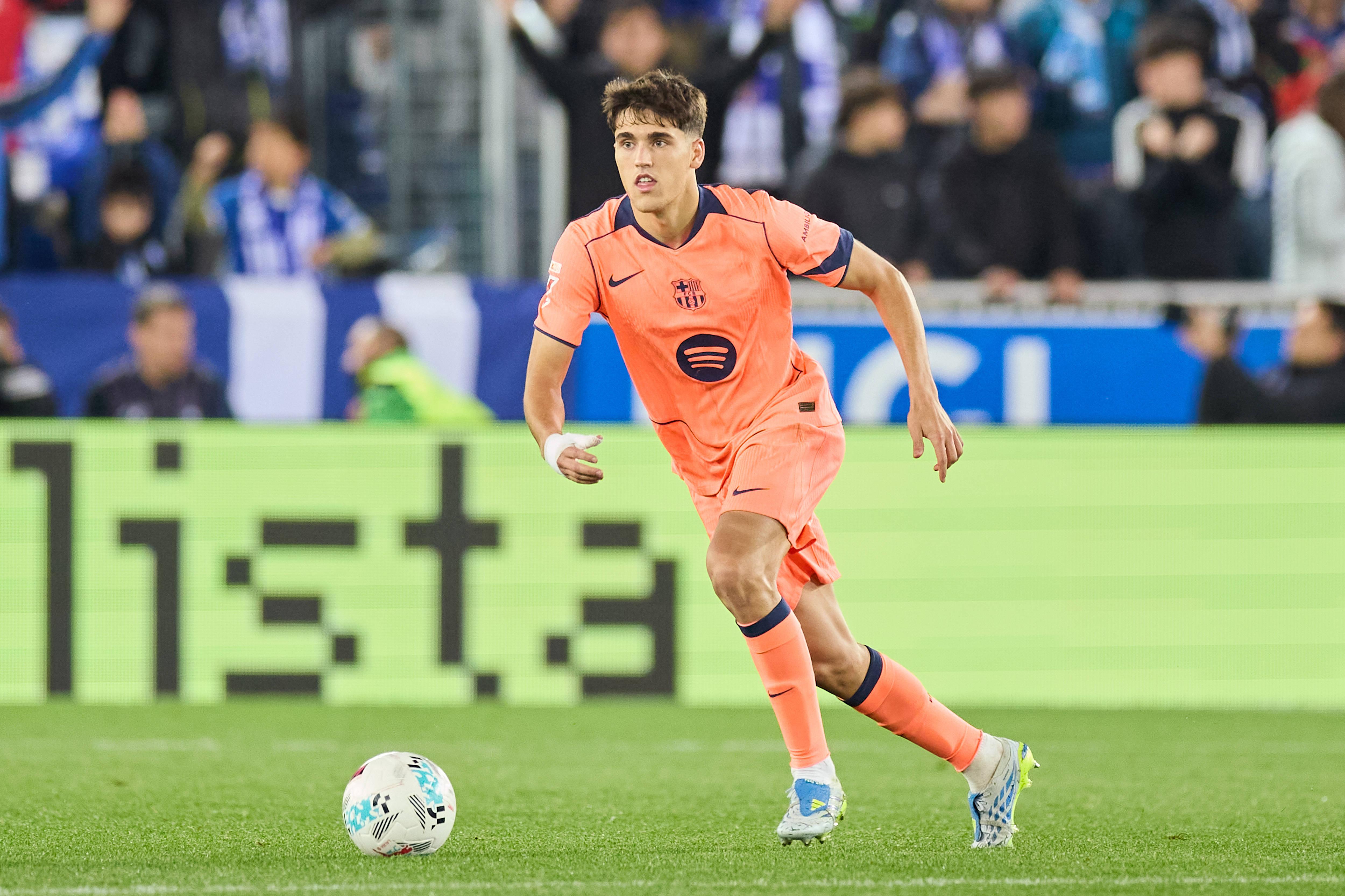 Pau Cubarsí foi o jogador de campo que mais minutos jogou pelo Barça esta época. Entre as capacidades defensivas e a qualidade de passe, é intocável no Barcelona e na seleção espanhola - Foto: IMAGO