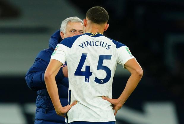 Mourinho com Carlos Vinícius no Tottenham