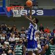 Cornelius Hudson voa para o cesto -   Fotografia FC Porto