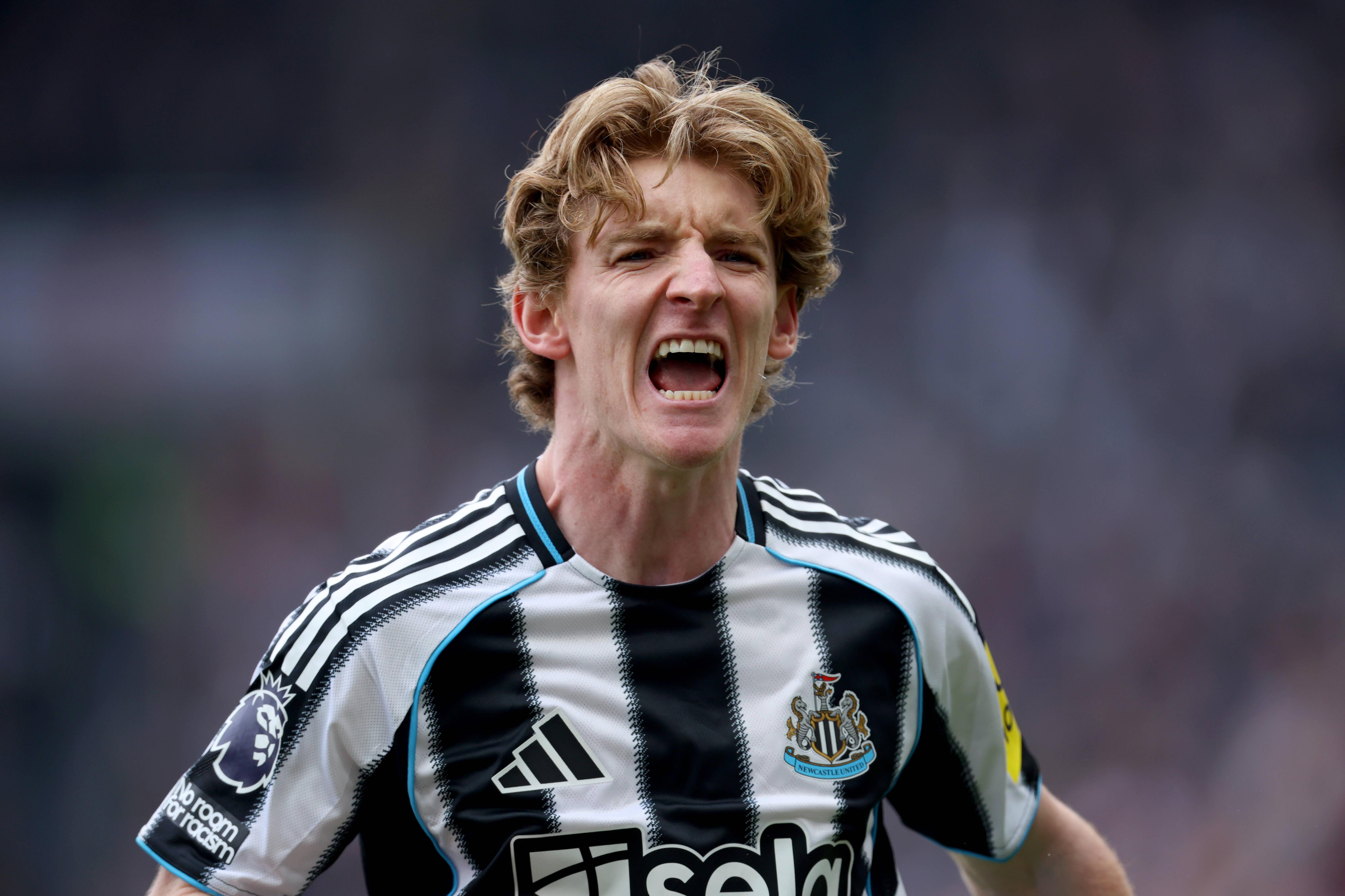 Anthony Gordon já está na Catalunha e prepara-se para trocar o Newcastle pelo Barcelona a troco de 80 milhões de euros - Foto: IMAGO
