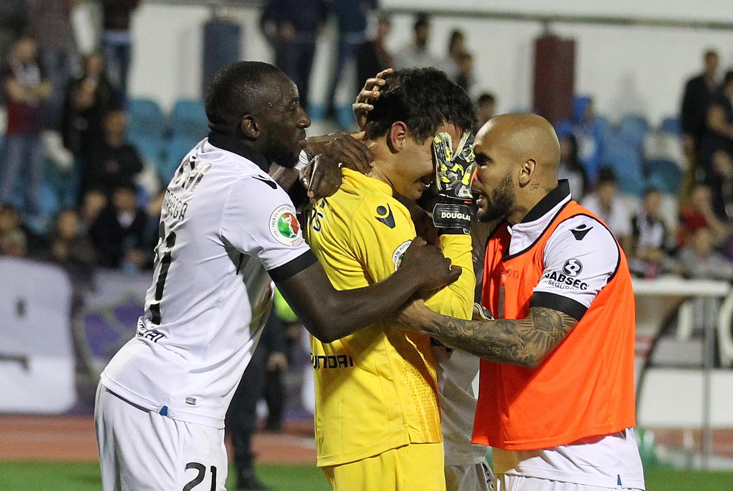 04/04/2017: Qualificação do V. Guimarães para a final da Taça de Portugal — Douglas defende um penálti nos descontos, na 2.ª mão da meia final, frente ao GD Chaves