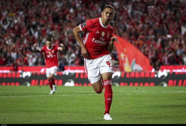 Carlos Vinícius com a camisola do Benfica