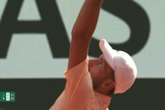 Choque em Roland Garros: Djokovic cai aos pés do menino João Fonseca