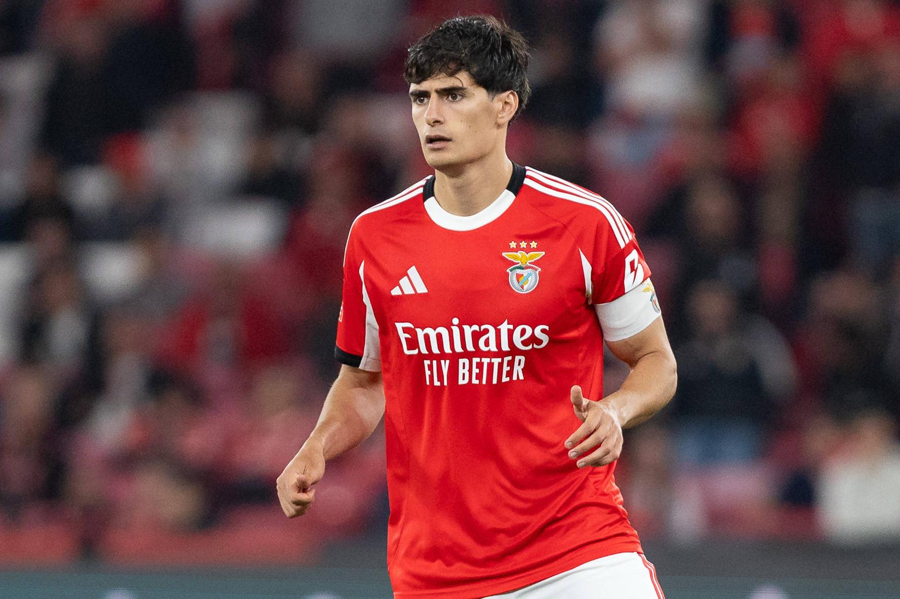 António Silva, com a braçadeira de capitão, no jogo com o SC Braga, na Luz, a 11 de maio — Foto: IMAGO