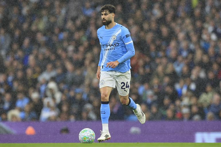 A imprensa espanhola dá conta que o Barcelona está interessado em Josko Gvardiol, defesa-central do Manchester City - Foto: IMAGO