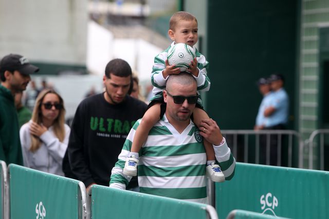 Fotos: Adeptos e notáveis despedem-se de Manuel Fernandes em Alvalade