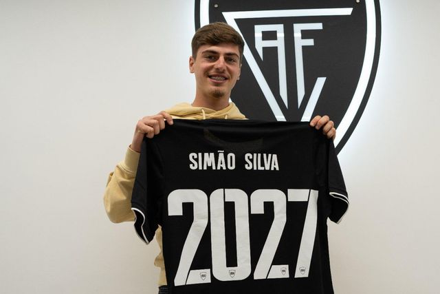 Académico de Viseu segura jovem promessa