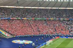 Festa dos suíços na bancada após eliminarem a Itália do Euro 2024