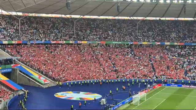 Festa dos suíços na bancada após eliminarem a Itália do Euro 2024