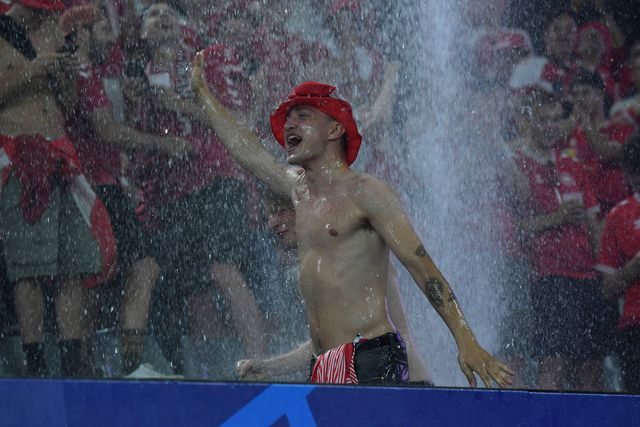 Adepto em celebração na bancada (Imago)