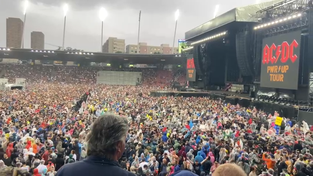 VÍDEO: Fãs da Suíça celebram vitória no Euro 2024 em concerto dos AC/DC