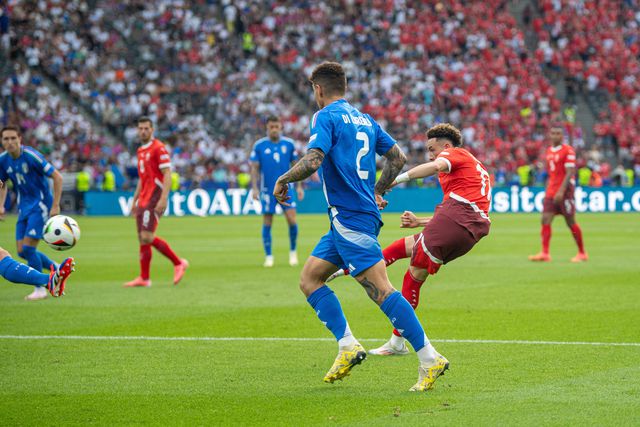 VÍDEO: golaço de Vargas aumenta a vantagem para a Suíça em 26 segundos