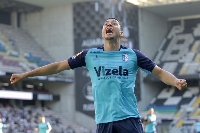 Matheus Pereira reforça ala esquerda do Santa Clara