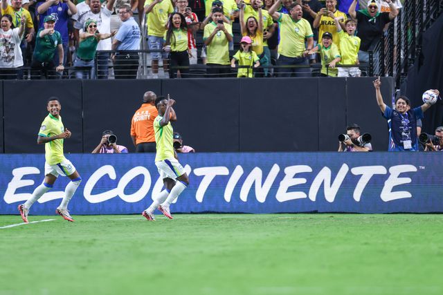 Copa América: Brasil 'aparece' e goleia Paraguai