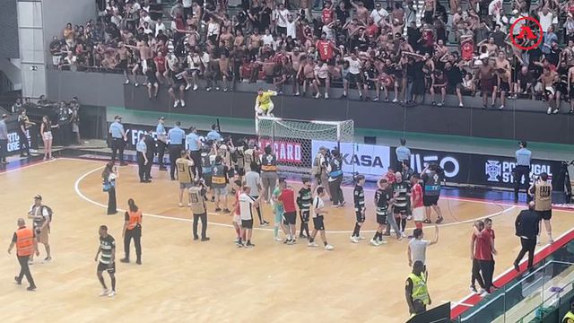 Benfica faz a festa de campeão de futsal no João Rocha