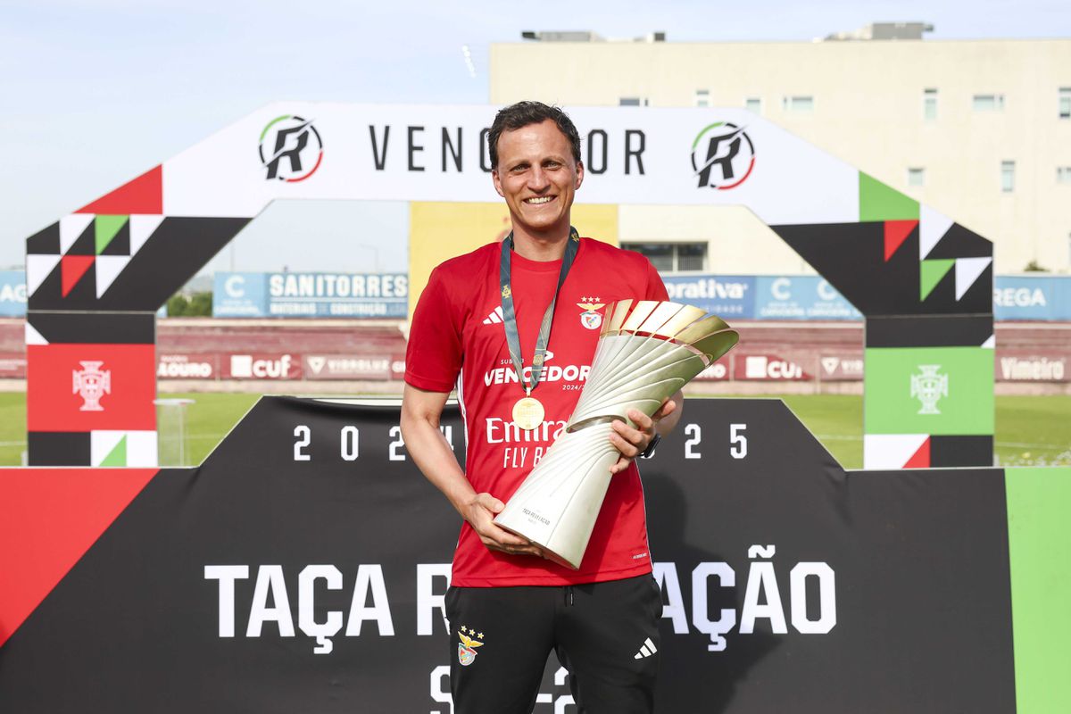 Entrevista A BOLA Vítor Vinha: «Treino os sub-23, mas acabo por gerir três, quatro plantéis»