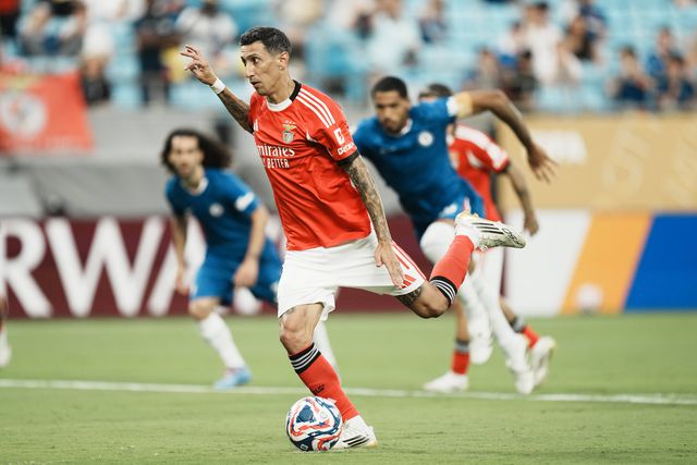 Di María marca penálti ao Chelsea