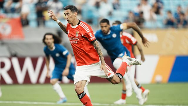 Di María marca penálti ao Chelsea