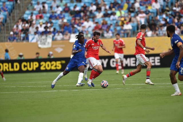 Kokçu com a bola no jogo frente ao Chelsea. Foto Miguel Nunes