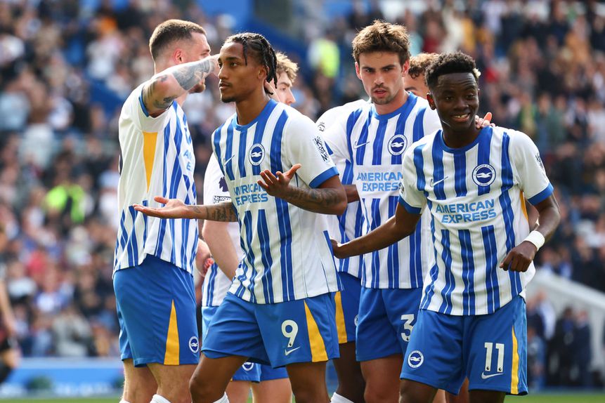 João Pedro a festejar golo com a camisola do Brighton