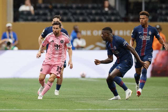 Nuno Mendes atento à movimentação de Messi, no PSG-Inter Miami