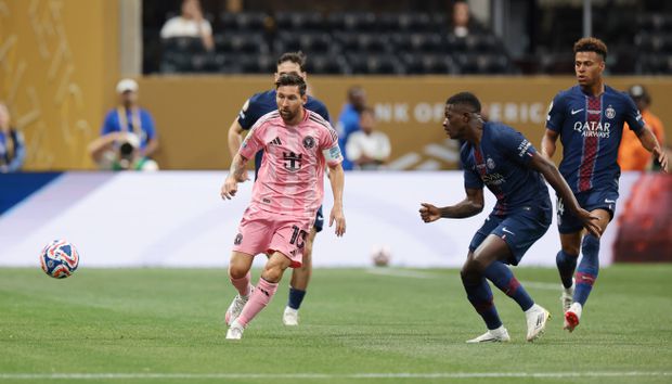 Nuno Mendes atento à movimentação de Messi, no PSG-Inter Miami